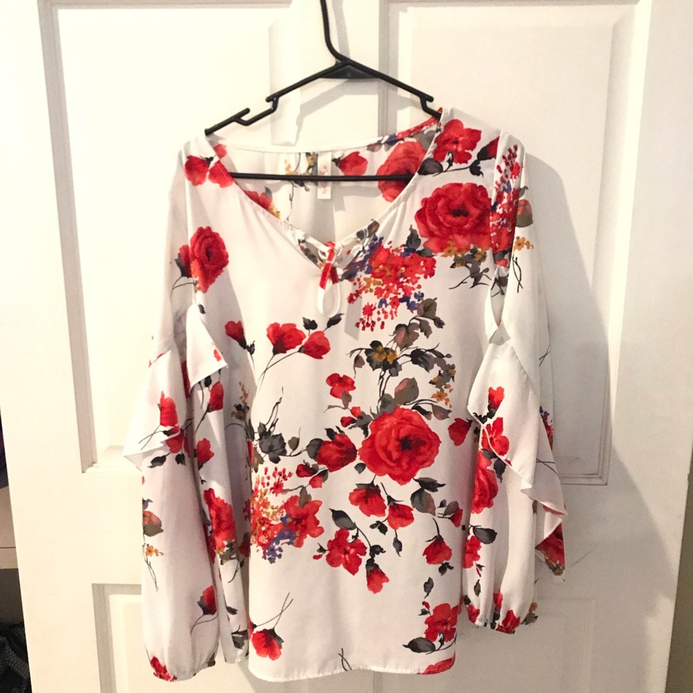 Ladies ruffled sleeve top